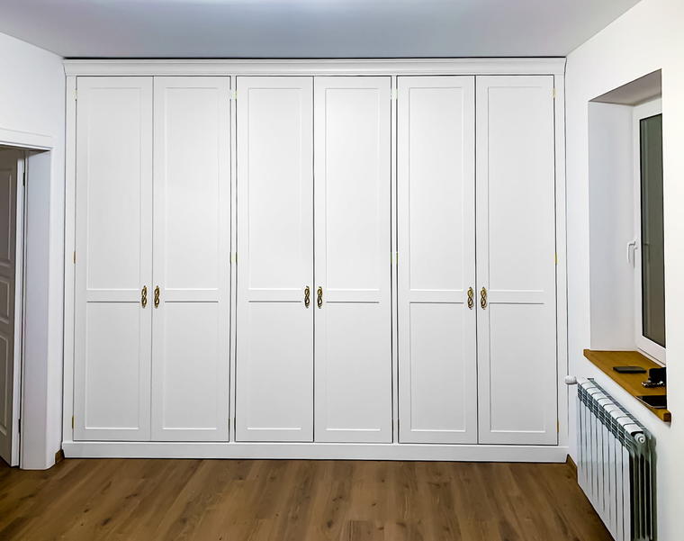 Встроенный 6-дверный шкаф в прихожей тонированный в белый цвет