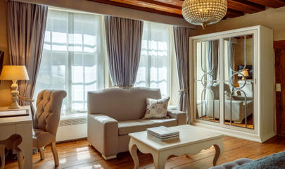 Номер Deluxe Garden Queen Room &mdash; шкаф-купе с зеркалом, журнальный столик.