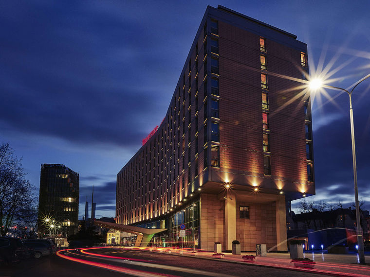 Отель Mercure Poznan Centrum в Польше город Познань &mdash; здание в ночном освещении