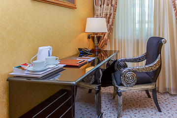 Гостиничный номер Suite в Бутик Отель Buta &mdash; письменный стол с креслом, тонированные в цвет венге.