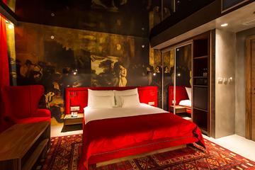 Гостиничный номер в Hotel Hemera - двуспальная кровать, журнальный столик, кресло, шкаф-купе с зеркалом
