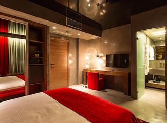 Гостиничный номер в Hotel Hemera - двуспальная кровать, писменный стол, стул, шкаф-купе с зеркалом