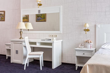 Гостиничный номер люкс City Holiday Resort & Spa &mdash; белый туалетный столик с тумбой и с зеркалом, белые прикроватные тумбочки