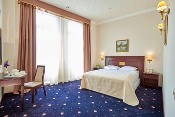 Гостиничный номер стандарт City Holiday Resort & Spa &mdash; двуспальная кровать с прикроватными тумбочками, стул Орион