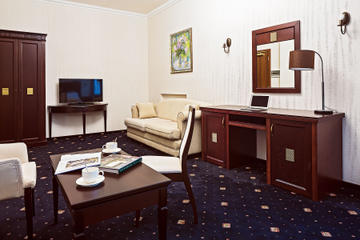 Гостиничный номер стандарт City Holiday Resort & Spa &mdash; письменный двухтумбовый стол с зеркалом, стул Орион, журнальный столик, консоль под ТВ, твухстворчатый шкаф