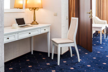 Письменный стол, стул Орион &mdash; гостиничный номер люкс City Holiday Resort & Spa