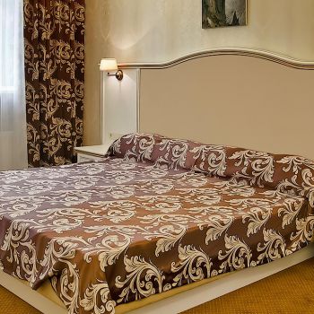 Фото двуспальной кровати с тумбочками из серии мебели для гостиниц &laquo;Каролина люкс&raquo;