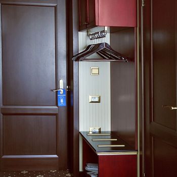 Фото антресоли с вешалкой и багажной тумбой гостиничной мебели &laquo;Рафаэлла&raquo;